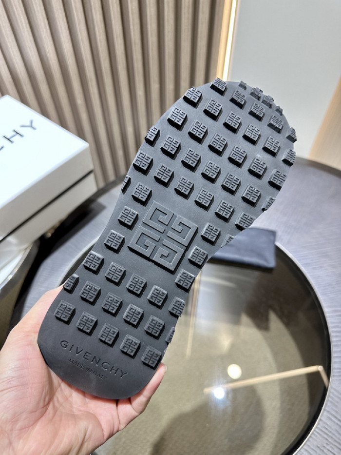 Givenchy Sneakers 660038