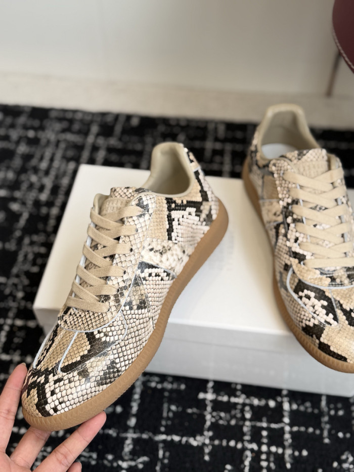 Ma1s0n Marg*e1a CALFSKIN S57WS0424